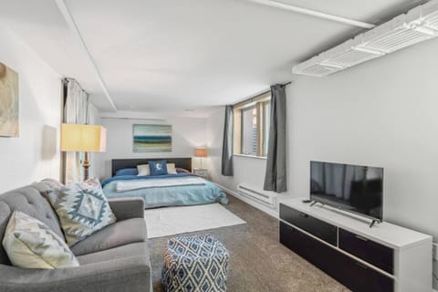 Bed, TV and multimedia, Seating area, Bedroom