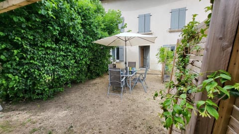 Patio, Garden, Dining area, Garden view
