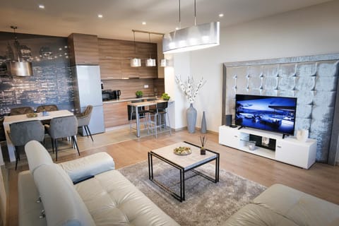 TV and multimedia, Kitchen or kitchenette, Living room, Seating area, Dining area, stove