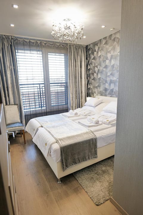 Bed, Bedroom, towels