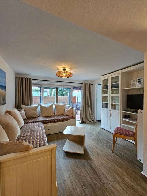TV and multimedia, Living room, Seating area, Evening entertainment