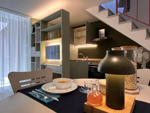 TV and multimedia, Coffee/tea facilities, Kitchen or kitchenette, Living room, Dining area