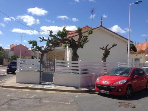 Property building, Neighbourhood, Street view, Parking