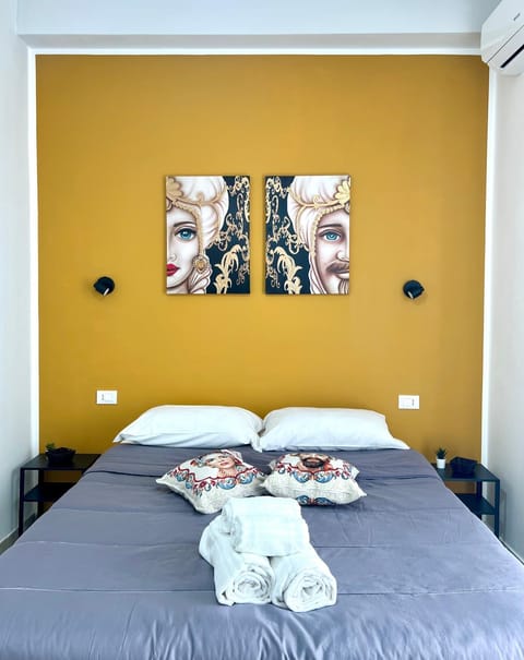 Bed, Photo of the whole room, Decorative detail, Bedroom, towels