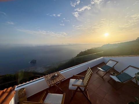 Natural landscape, View (from property/room), Balcony/Terrace, Mountain view, Sea view, Sunrise, Sunset, sunbed