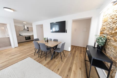 TV and multimedia, Kitchen or kitchenette, Dining area, Evening entertainment