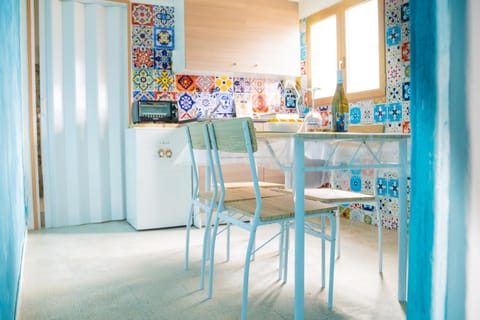 Kitchen or kitchenette, Dining area, oven