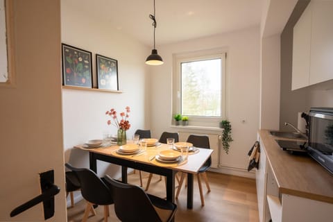 Kitchen or kitchenette, Decorative detail, Seating area, Dining area, stove, kitchen