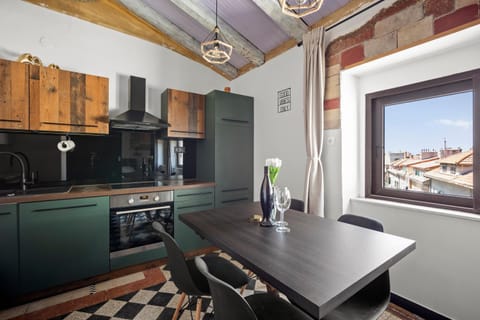 Kitchen or kitchenette, Dining area