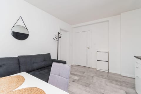 Bed, Living room, Photo of the whole room, Seating area