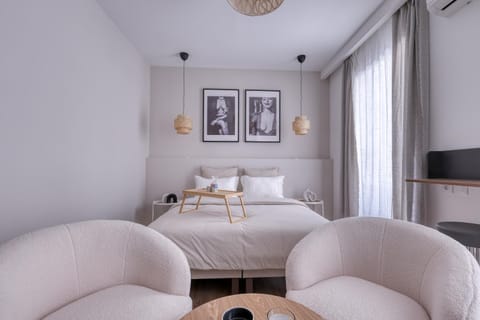 Bed, Living room, Photo of the whole room, Seating area, Bedroom, air conditioner