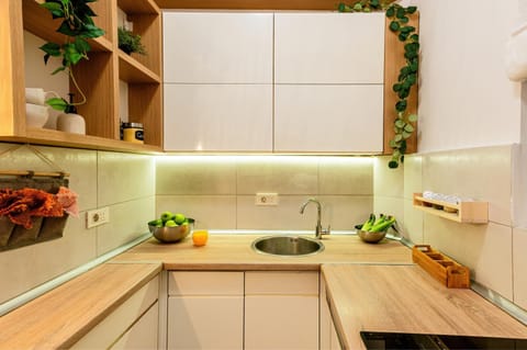 Coffee/tea facilities, Kitchen or kitchenette, dishwasher, stove