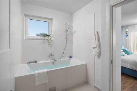 Bathroom, Bath, towels