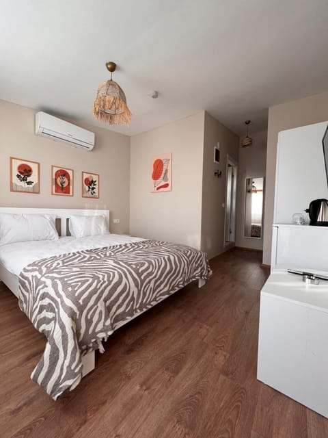 Bed, Bedroom, air conditioner