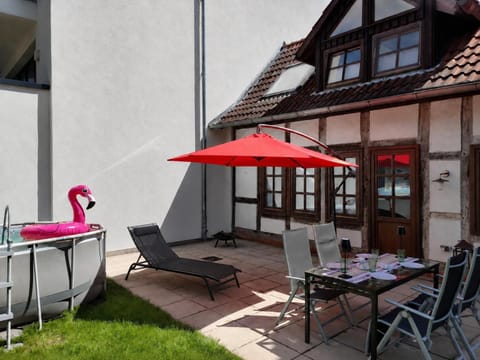 Garden, Seating area, Swimming pool