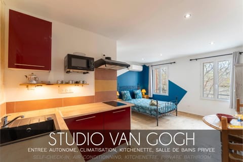 Bed, Kitchen or kitchenette, Living room, Photo of the whole room, Dining area, microwave, stove