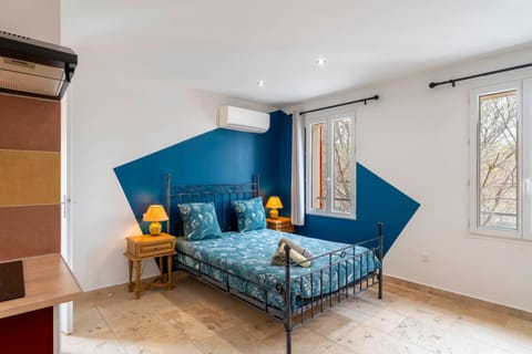 Bed, Photo of the whole room, Bedroom, towels, air conditioner