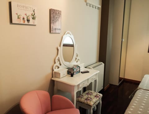 Photo of the whole room, Decorative detail, Bedroom