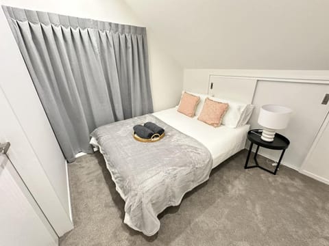 Cozy Top-Floor Stay with Private Bathrooms and Free Parking Vacation rental in Auckland