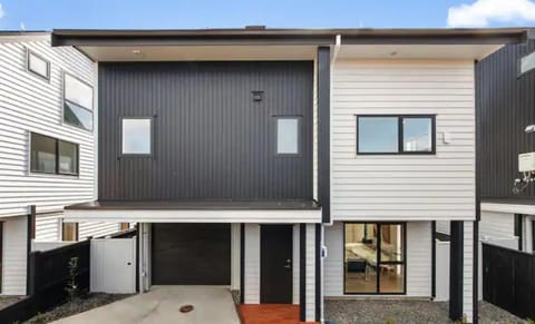 Cozy Top-Floor Stay with Private Bathrooms and Free Parking Vacation rental in Auckland