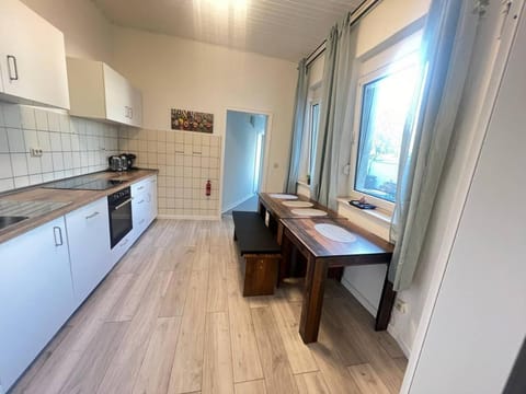 Kitchen or kitchenette, Kitchen or kitchenette, Dining area, Communal kitchen, dishwasher, minibar, oven, stove