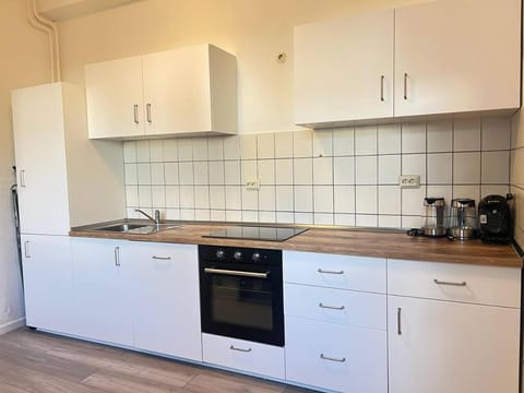 Coffee/tea facilities, Kitchen or kitchenette, dishwasher, stove, toaster, kitchen, kitchen