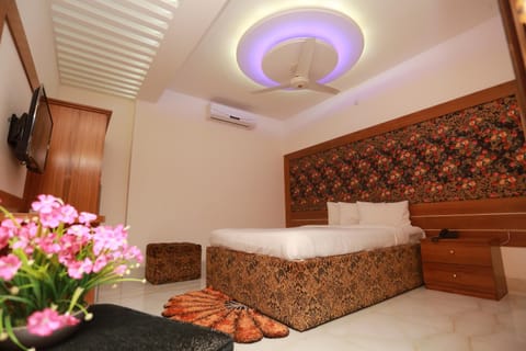 Day, Summer, Other, Other, Other, Photo of the whole room, Decorative detail, Decorative detail, On site, Street view