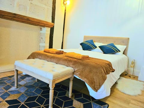 Bed, Bedroom, towels