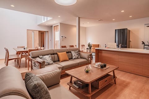 Coffee/tea facilities, Kitchen or kitchenette, Living room, Seating area, Dining area
