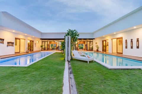 Property building, Garden, Swimming pool, Swimming pool