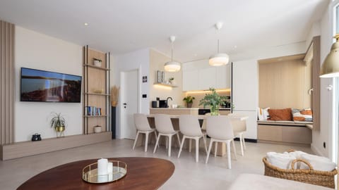 Living room, Seating area, Dining area, Breakfast, Drinks, dishwasher, internet, oven, kitchen