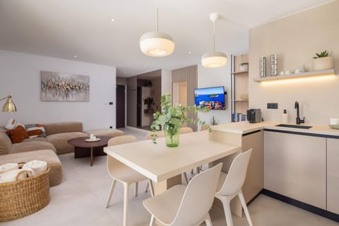 Communal lounge/ TV room, TV and multimedia, Coffee/tea facilities, Living room, Seating area, Dining area, Breakfast, kitchen