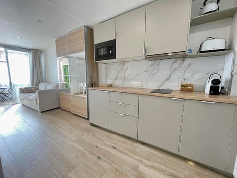 Coffee/tea facilities, Kitchen or kitchenette, dishwasher, microwave, stove, toaster, toaster, wardrobe, washing machine, washing machine