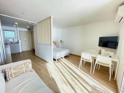 Bed, TV and multimedia, Kitchen or kitchenette, Living room, Photo of the whole room, Seating area, Bedroom, air conditioner