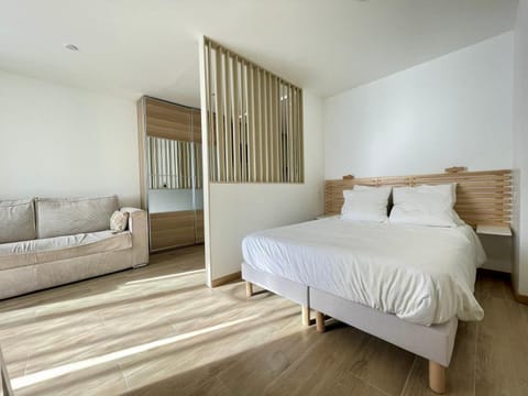 Bed, Living room, Photo of the whole room, Bedroom, wardrobe