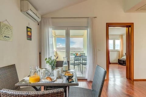 Property building, View (from property/room), View (from property/room), Balcony/Terrace, City view, Mountain view, Sea view, pet friendly, kitchen