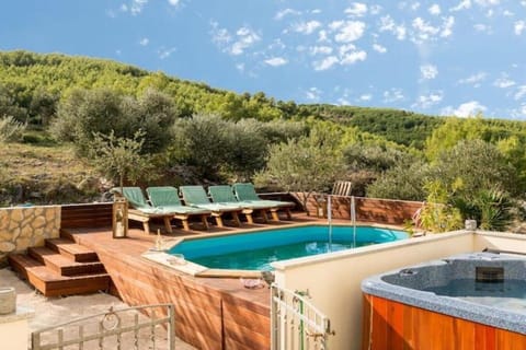 Natural landscape, Garden, Hot Tub, Balcony/Terrace, Animals, Mountain view, Sea view, Swimming pool, pet friendly