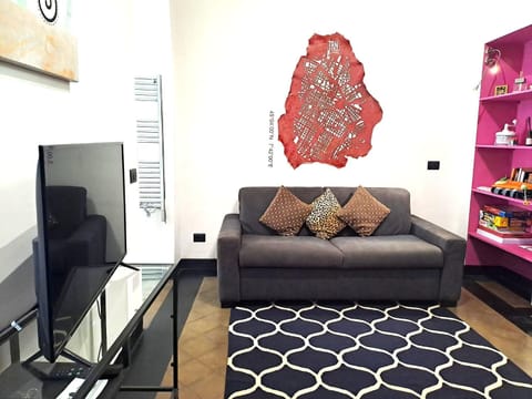 Bed, TV and multimedia, Living room, Lounge or bar, Decorative detail, Seating area, heating, internet, air conditioner