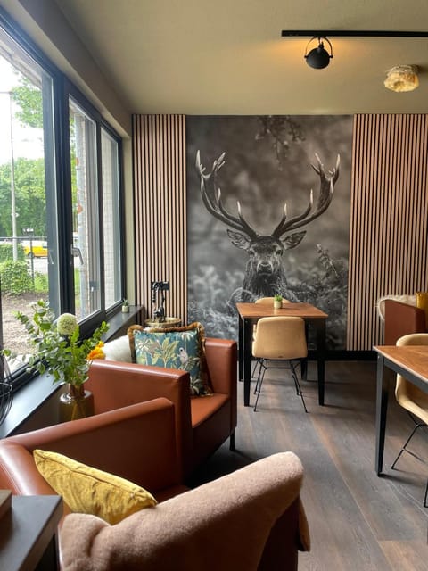 Restaurant/places to eat, Seating area, Breakfast