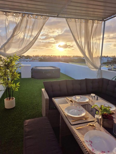 Natural landscape, Garden, View (from property/room), Balcony/Terrace, Seating area, Sea view, furniture