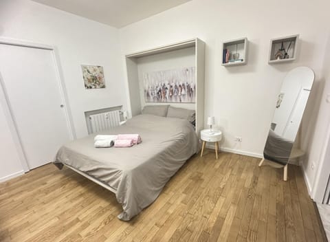 Photo of the whole room, Bedroom