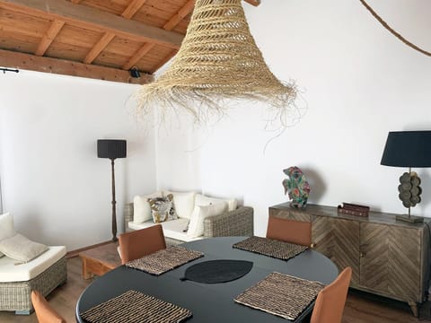 TV and multimedia, Living room, Seating area, Dining area