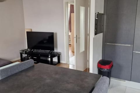 Refuge Urbain Chic avec Balcon Apartment in Saint-Lô