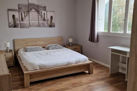 Refuge Urbain Chic avec Balcon Apartment in Saint-Lô