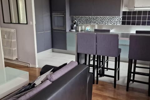 Refuge Urbain Chic avec Balcon Apartment in Saint-Lô