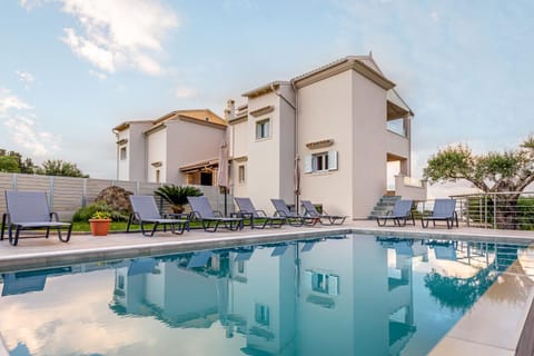 Property building, Patio, Day, Pool view, Swimming pool, Swimming pool, sunbed