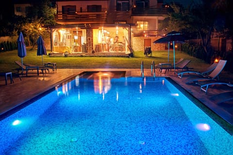 Property building, Night, Garden, Garden view, Pool view, Swimming pool, sunbed
