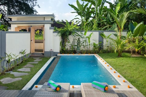 Property building, Facade/entrance, Garden, Garden view, Pool view, Swimming pool, sunbed