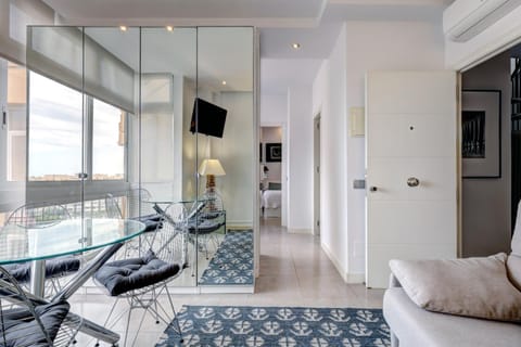 TV and multimedia, Living room, Seating area, Dining area