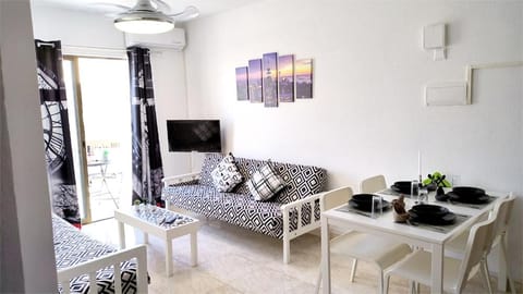 TV and multimedia, Living room, Seating area, Dining area